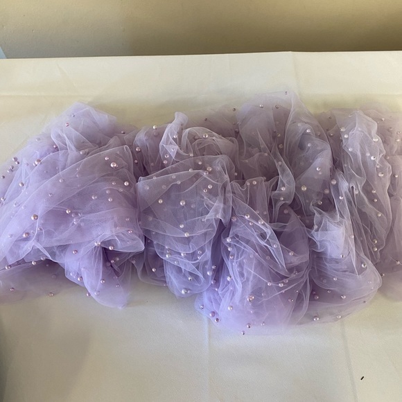 Lilac runner with pearls, 14 feet long by 6 feet wide like new - Picture 5 of 7